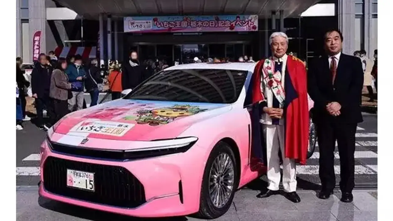 Автоновости / Toyota клубничный Crown