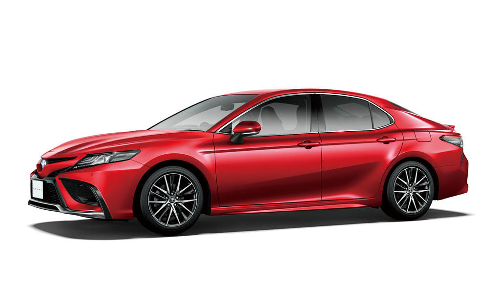 Компания Toyota обновила седаны Camry и Altis