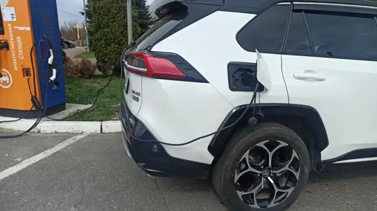 Электромобили и plug-in-гибриды в России набирают спрос: 24,6 тыс. PHEV и 4460 EV за пять месяцев