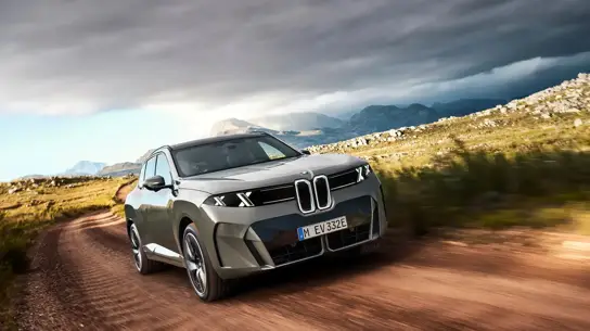 BMW X5 нового поколения: двери без обычных ручек, салон с натуральным сланцем и до пяти типов моторов