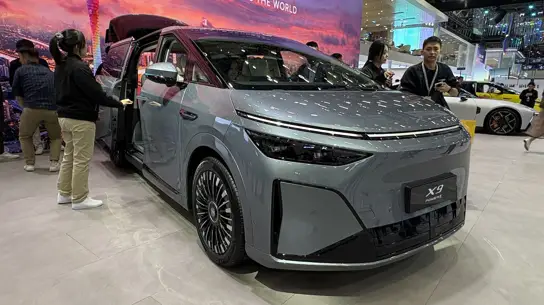 Xpeng привез в Европу огромный X9: 542 кВт зарядки и две проблемы