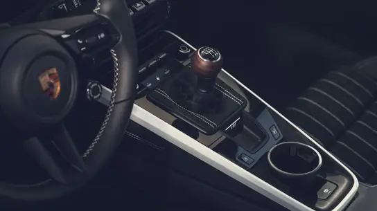 Дороже и медленнее, но с тремя педалями: Porsche вернула Carrera S с МКПП