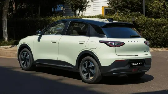 Скидка €2000, задний привод и 375-литровый багажник: европейский Geely E2 выходит в свет