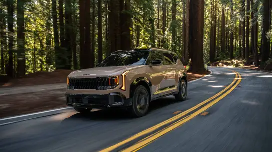 Kia Seltos второго поколения стал крупнее: гибрид, e-AWD и версии LX, S, EX, X-Line