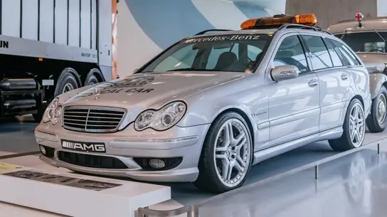 Mercedes показал редкий C 32 AMG: этот универсал спасал пилотов Формулы-1