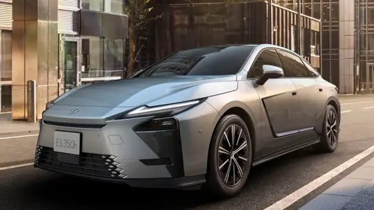 Lexus сделал ES дороже и технологичнее: гибрид и EV стоят одинаково