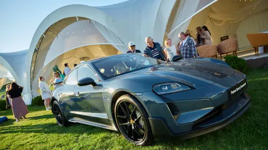 Porsche вывез спорткары на гольф: Taycan GT стал главным акцентом «Эпохи Возрождения»