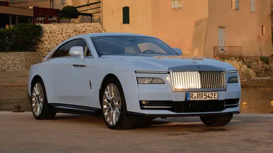 Rolls-Royce снова едет на Ривьеру: зачем бренд везет 16 машин в Сен-Тропе