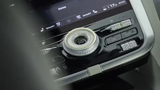Bentley объединила настройки электрокара в Curation Engine: одним регулятором можно изменить весь характер салона