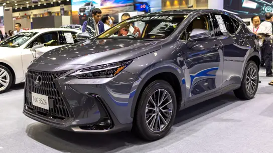 До России добрался самый экономичный Lexus: за что просят до 11 млн рублей