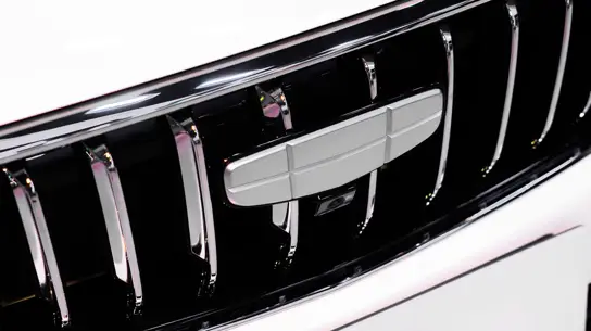 У бестселлера Geely нашли отклонение в размерах: регулятор назвал проблему