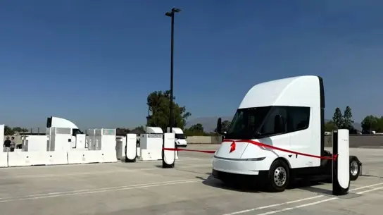 Шесть постов и до 1,2 МВт: Tesla открыла новый Megacharger для грузовиков Semi