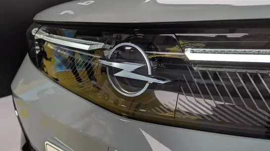 Opel показала в Берлине, как ИИ уже работает в серийных машинах