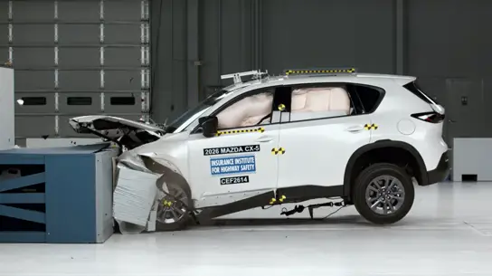 Названы самые безопасные новые автомобили 2026 года по версии IIHS: американские машины провалились