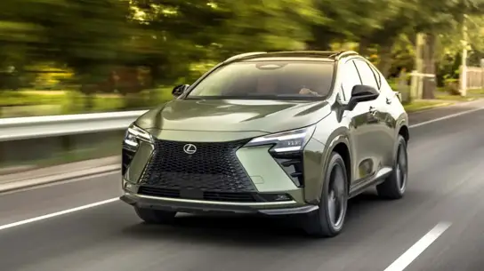 Новый Lexus NX получил быструю зарядку, но американская версия отличается от европейской: названы основные параметры