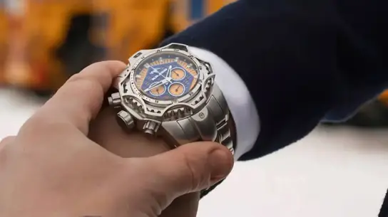 Часы за 29 000 рублей с шестернёй от БелАЗа стали дефицитом уже через сутки