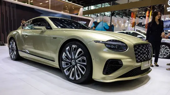 Bentley держит лидерство: какие люксовые авто берут россияне