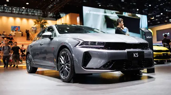 Kia тестирует новый салон K5: большой экран, Android Automotive и Gleo AI