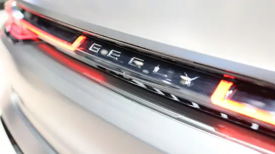 Продажи Geely Auto в июле: мировой объем и результаты в России