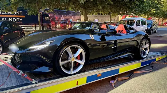 Один из 499 Ferrari Monza SP2 попал на штрафстоянку после 30 минут езды