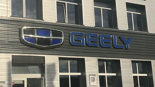 Geely снова переписала цены: один кроссовер прибавил сразу 40 тысяч