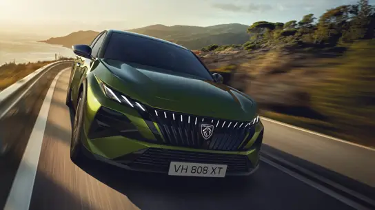 Peugeot сделал 408 почти универсальным: гибрид, розетка или полный электропривод