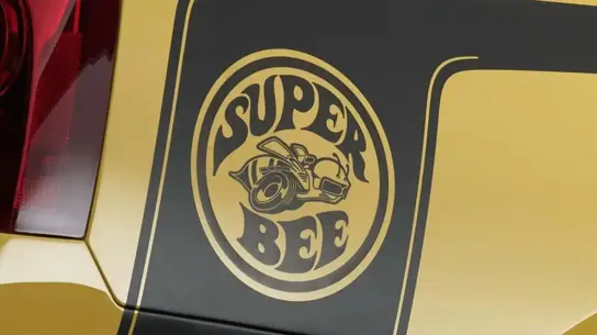 Пчёлы, стартовый светофор и ни одного автомобиля: Dodge намекнула на новый Super Bee