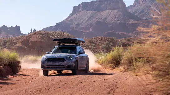 MINI готовит самый внедорожный Countryman, но клиренс, подвеску и мотор пока скрывает