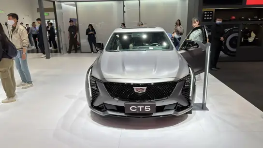 GM обновляет Cadillac Lyriq, Optiq, Vistiq и CT5: крупные кнопки, новая музыка и улучшенный Bluetooth