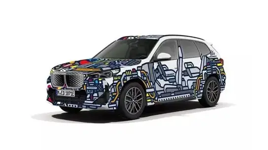 BMW iX1 превратили в арт-объект: MANKEY показал в Токио машину «наполовину»