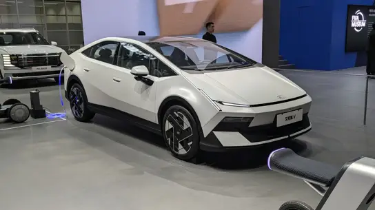 Новый Hyundai IONIQ V длиной 4,9 м получил до 225 л.с. и 650 км CLTC