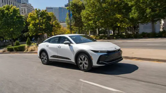 Toyota изменила Crown за €36 тыс.: новый гибрид сохранил прежнюю мощность