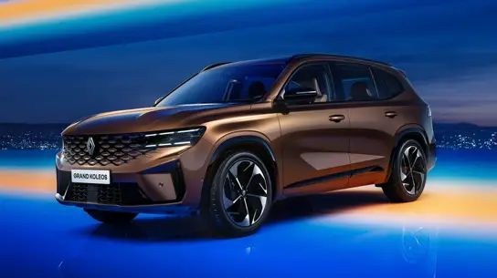 Три экрана и 8АТ: россиянам предлагают купить знакомый кроссовер Renault