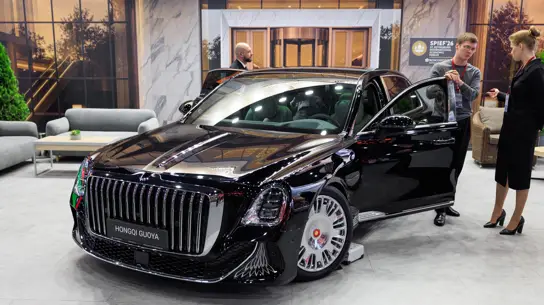 Китайский ответ Aurus приехал на ПМЭФ: что внутри Hongqi Guoya