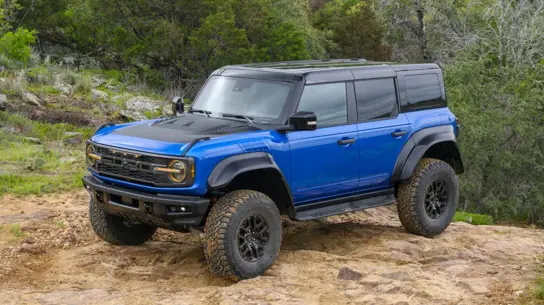 Ford сделал Bronco Raptor узнаваемым с первого взгляда — даже без надписи Bronco спереди