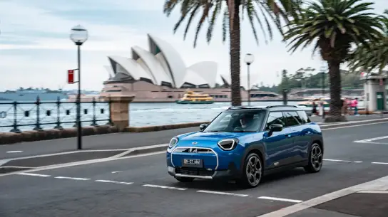 Alpine быстрее и азартнее, но MINI проезжает дальше и удобнее каждый день