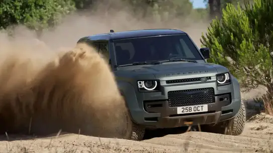 Битва титанов: Land Cruiser или Defender — кто быстрее теряет в цене?