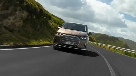 Mercedes-Benz VLE длиной 5,31 м раскрыт в Китае: 800 В, до 305 кВт и задние управляемые колеса