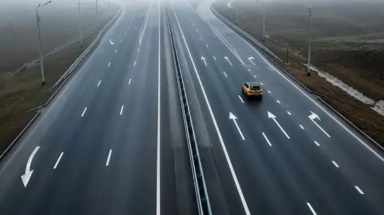 Невидимый лед на дороге: автомобилистам назвали места, где легко потерять управление