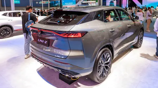 Лошади поскромнее, обогревов побольше: Changan подготовил UNI-Z для России