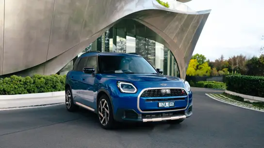 Mini Countryman стал мощнее и экономичнее: бензиновые версии получили 48-вольтовый гибрид