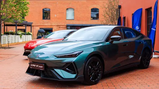 Changan встроил Яндекс в UNI-V: лифтбек получил то, чего часто ждут от машин для России