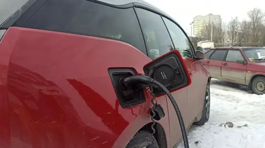 Жара и низкий Дунай изменили зарядку EV: пик в Венгрии — 17:00–22:00