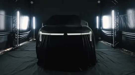Новый Mitsubishi Pajero впервые показал салон: рамная база Triton, мягкие кресла и премиальный уклон