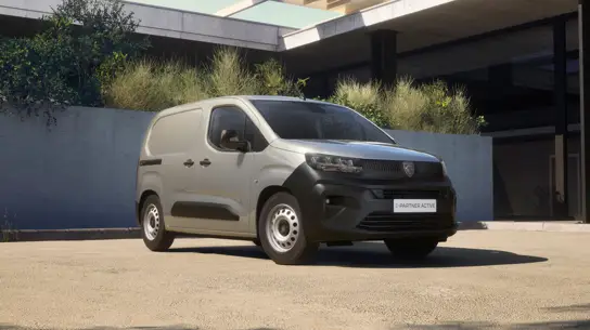 Peugeot Partner Active стал доступнее: фургон получил кабину под водителя и электроверсию
