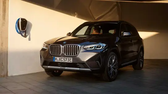 Lexus еще может догнать BMW, но первая половина года проиграна