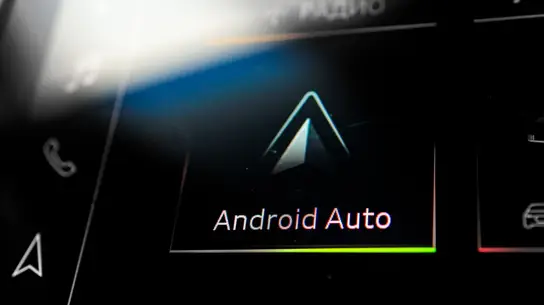 Apple стоит перенять у Android Auto одну функцию, которую водитель почти не видит