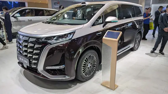 BYD может открыть отдельные салоны Denza и начать продажи с D9