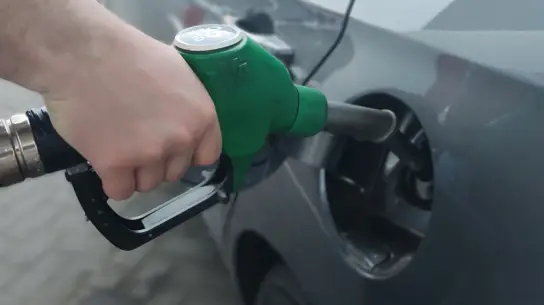 Смешивание АИ-92 и АИ-98 не приводит к расслоению бензина и другие мифы автомобилистов