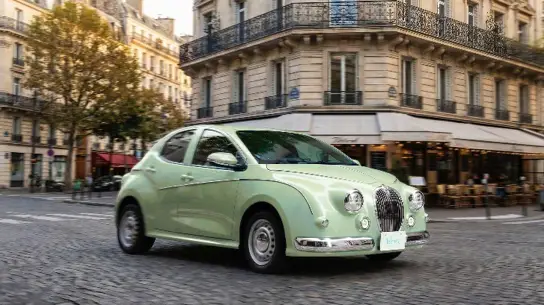 Ретро-хэтчбек на базе Yaris стал современнее: Mitsuoka добавила экран и камеру за доплату